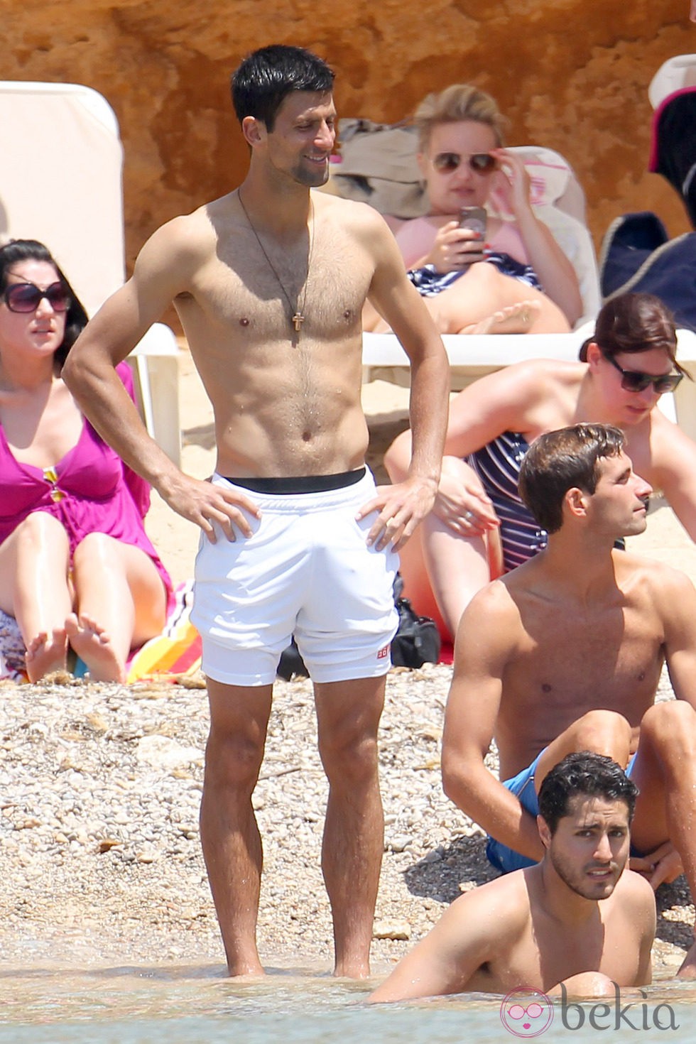 Novak Djokovic con el torso desnudo disfruta de su despedida de soltero en Ibiza