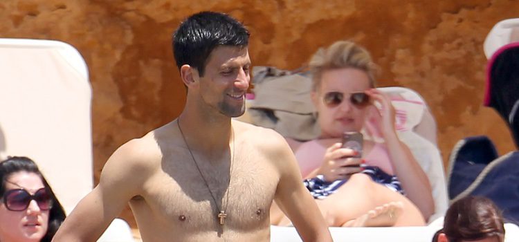 Novak Djokovic con el torso desnudo disfruta de su despedida de soltero en Ibiza