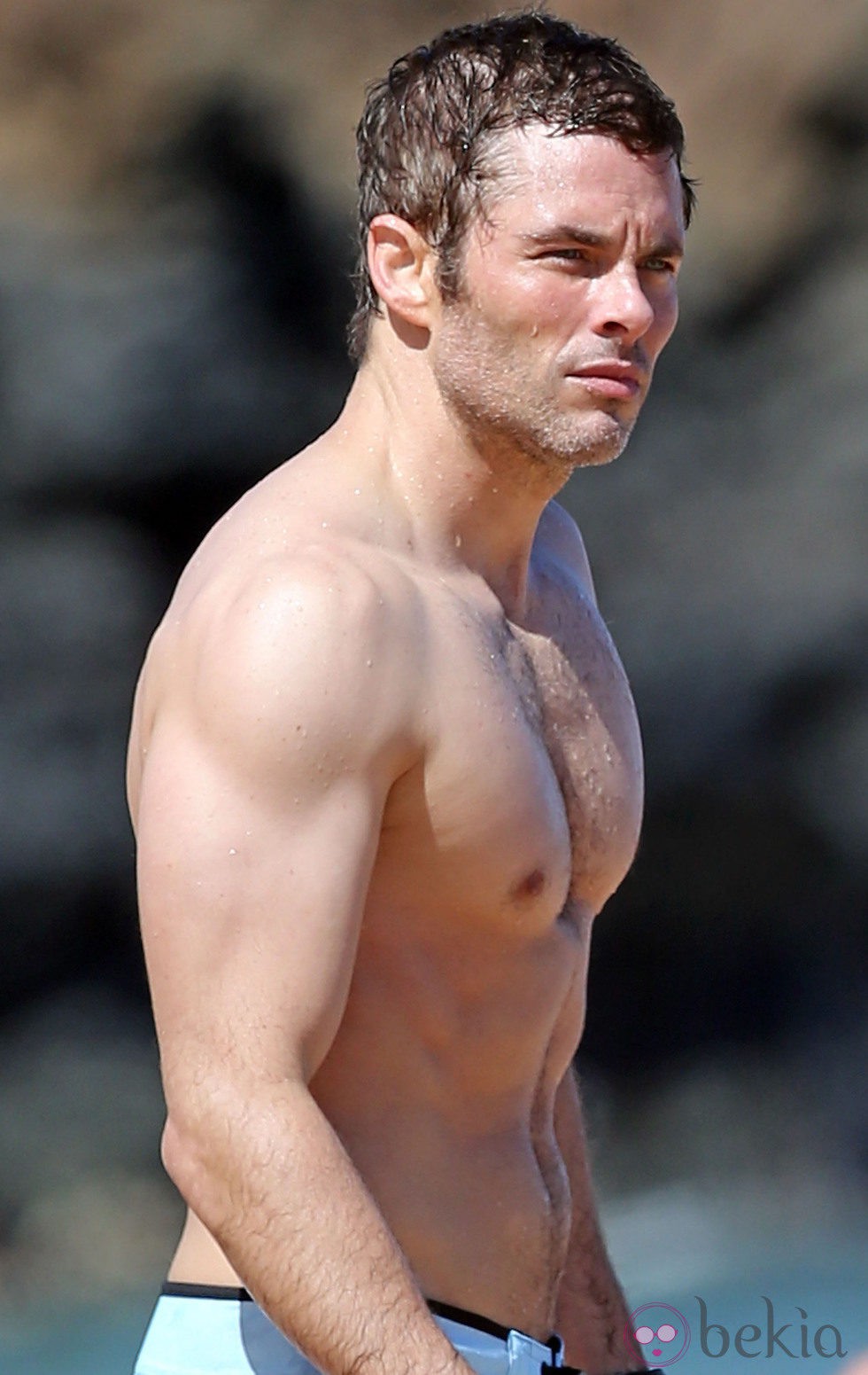 James Marsden con el torso desnudo durante unas vacaciones en Hawaii