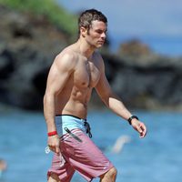 James Marsden luce abdominales durante unas vacaciones en Hawaii