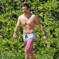 James Marsden en bañador caminando por una playa de Hawaii