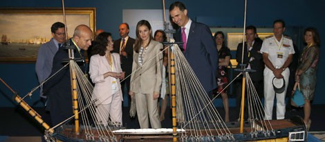 Los Príncipes Felipe y Letizia en la exposición 'El último viaje de la fragata Nuestra Señora de las Mercedes'