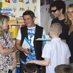 Alejandro Sanz visitando a los niños del Hospital 12 de Octubre de Madrid