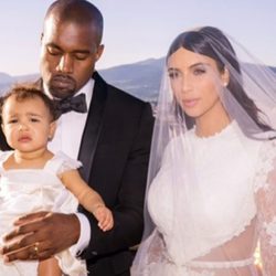 Kim Kardashian y Kanye West el día de su boda con su hija North