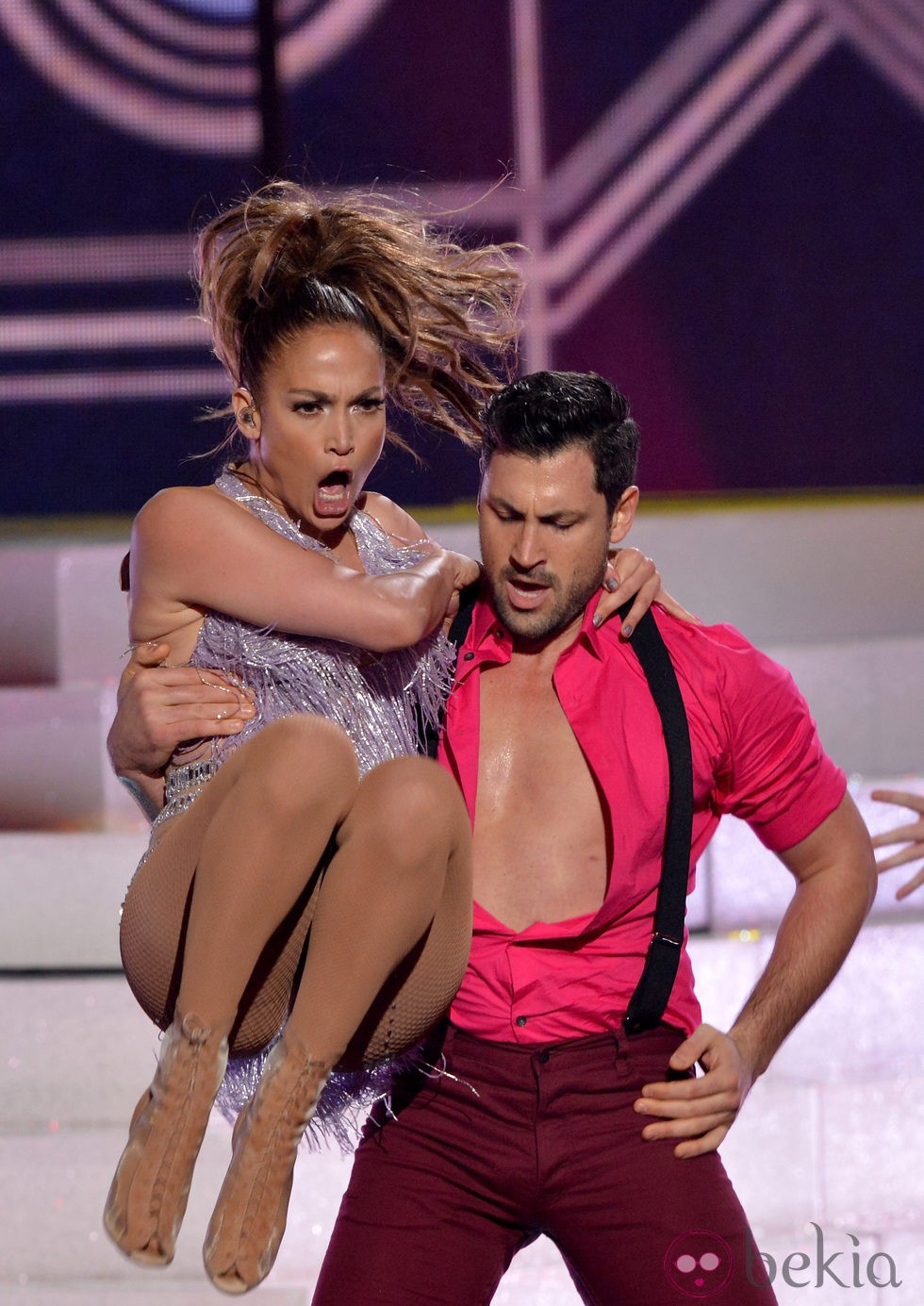 Jennifer Lopez y Maksim Chmerkovskiy actuando en los American Music Awards 2013