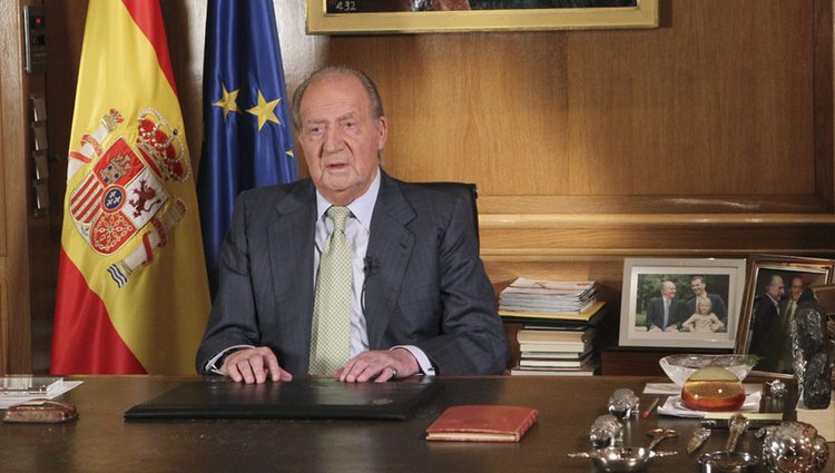 El Rey Juan Carlos durante el mensaje en el que anunció su abdicación
