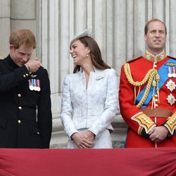 El Príncipe Harry y Kate Middleton bromean junto al Príncipe Guillermo en Trooping the Colour 2014