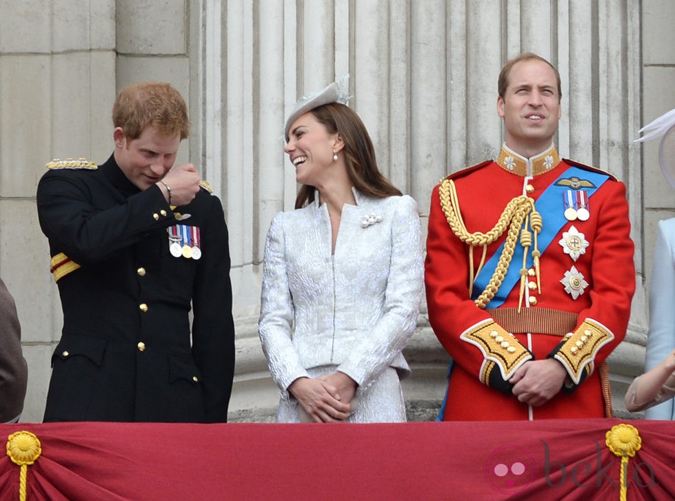 El Príncipe Harry y Kate Middleton bromean junto al Príncipe Guillermo en Trooping the Colour 2014