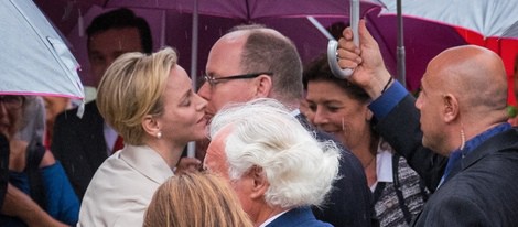 Alberto de Mónaco le da un beso a la Princesa Charlene en su reaparición tras anunciar su embarazo
