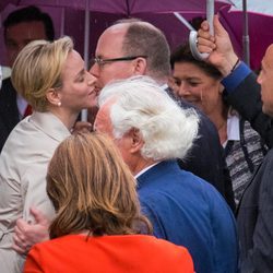 Alberto de Mónaco le da un beso a la Princesa Charlene en su reaparición tras anunciar su embarazo