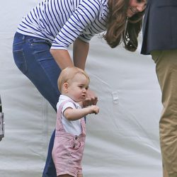 El Príncipe Jorge de Cambridge dando sus primeros pasos en un partido de polo con Kate Middleton