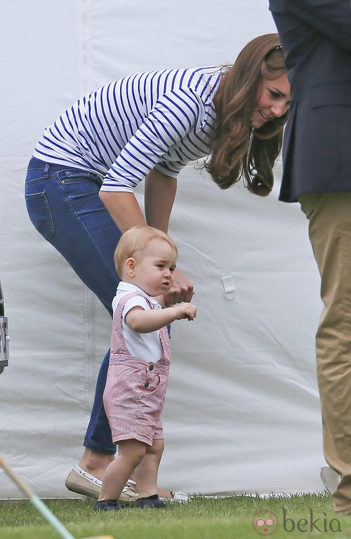 El Príncipe Jorge de Cambridge dando sus primeros pasos en un partido de polo con Kate Middleton