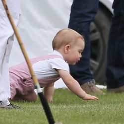 El Príncipe Jorge de Cambridge gateando en un partido de polo