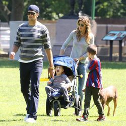 Gisele Bündchen y Tom Brady disfrutan del Día del Padre junto a sus hijos en un parque