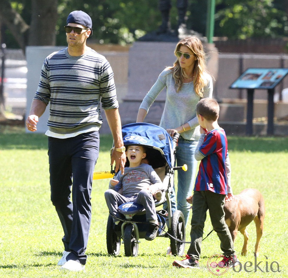 Gisele Bündchen y Tom Brady disfrutan del Día del Padre junto a sus hijos en un parque