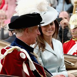 Kate Middleton sonríe al Príncipe Carlos en la procesión de la Orden de la Jarretera 2014