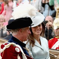 Kate Middleton sonríe al Príncipe Carlos en la procesión de la Orden de la Jarretera 2014