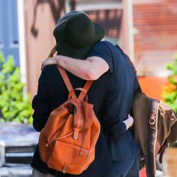 Andrew Garfield y Emma Stone se abrazan durante un paseo por Nueva York