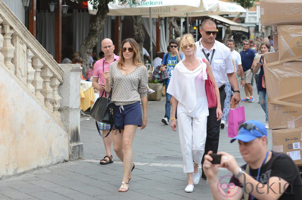 Melanie Griffith pasea por las calles de Taormina, Italia.