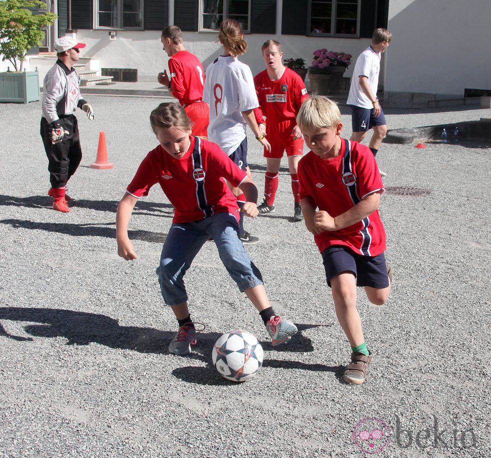 Ingrid Alexandra y Sverre Magnus de Noruega jugando al fútbol en un partido amistoso