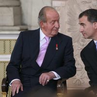 El Rey y el Príncipe Felipe charlando en la firma de la Ley de Abdicación del Rey Juan Carlos