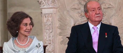 Los Reyes en la firma de la Ley de Abdicación del Rey Juan Carlos