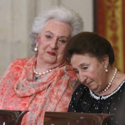 Las Infantas Pilar y Margarita en la firma de la Ley de Abdicación del Rey Juan Carlos