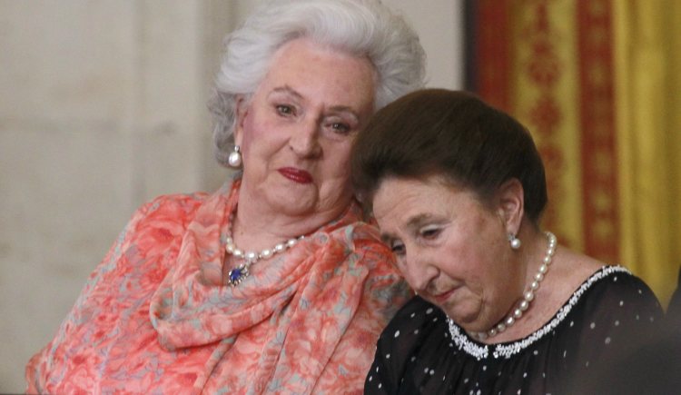 Las Infantas Pilar y Margarita en la firma de la Ley de Abdicación del Rey Juan Carlos