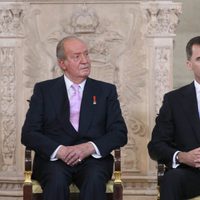 El Rey y el Príncipe Felipe en la firma de la Ley de Abdicación del Rey Juan Carlos