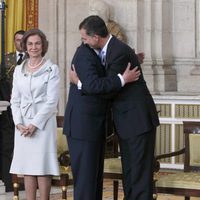 El Rey y el Príncipe Felipe abrazándose en la firma de la Ley de Abdicación del Rey Juan Carlos