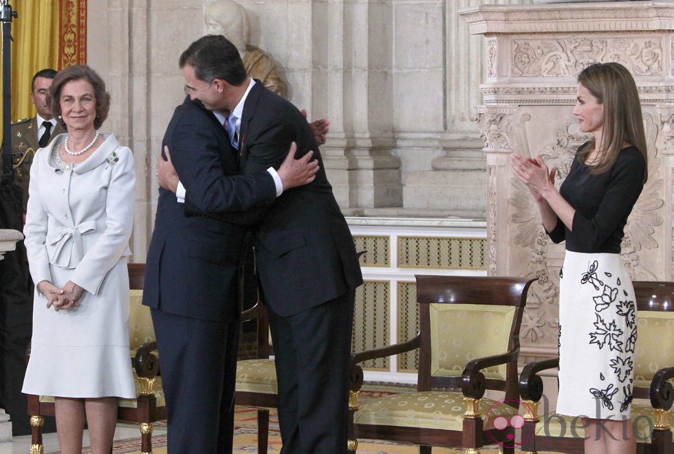 El Rey y el Príncipe Felipe abrazándose en la firma de la Ley de Abdicación del Rey Juan Carlos