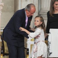 El Rey abrazando a la Infanta Leonor en la firma de la Ley de Abdicación del Rey Juan Carlos