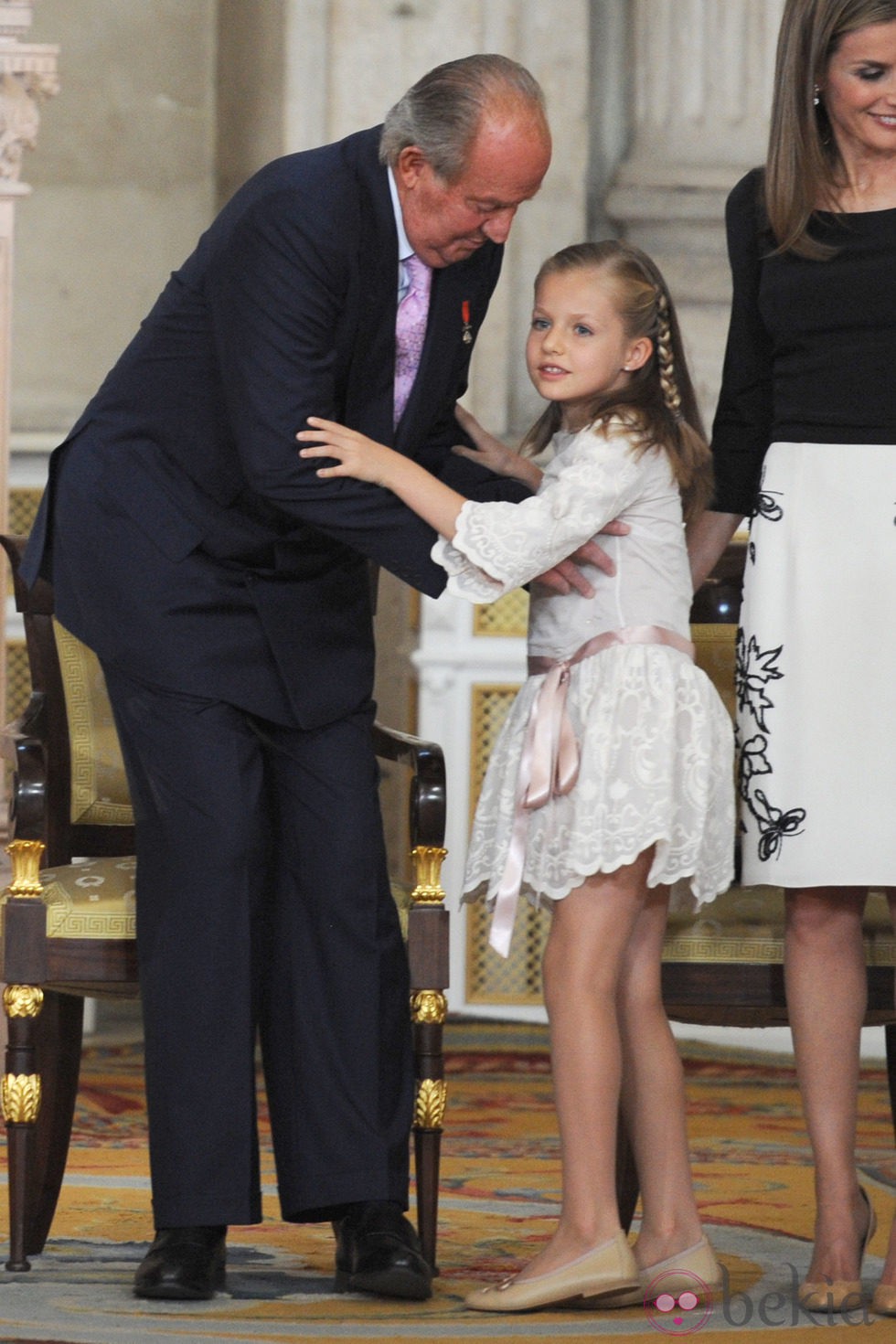 El Rey abrazando a la Infanta Leonor en la firma de la Ley de Abdicación del Rey Juan Carlos