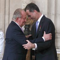 El Rey y el Príncipe abrazándose en la firma de la Ley de Abdicación del Rey Juan Carlos