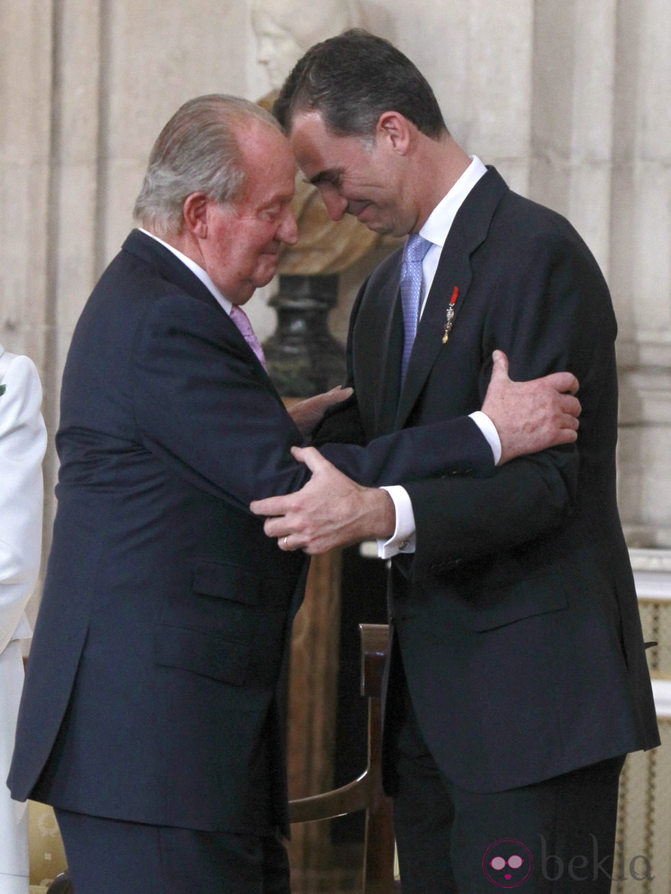 El Rey y el Príncipe abrazándose en la firma de la Ley de Abdicación del Rey Juan Carlos