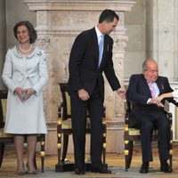 El Rey Juan Carlos cae en su asiento tras abrazar a la Infanta Leonor en la firma de la Ley de Abdicación