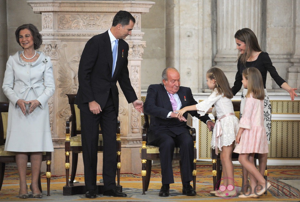 El Rey Juan Carlos cae en su asiento tras abrazar a la Infanta Leonor en la firma de la Ley de Abdicación