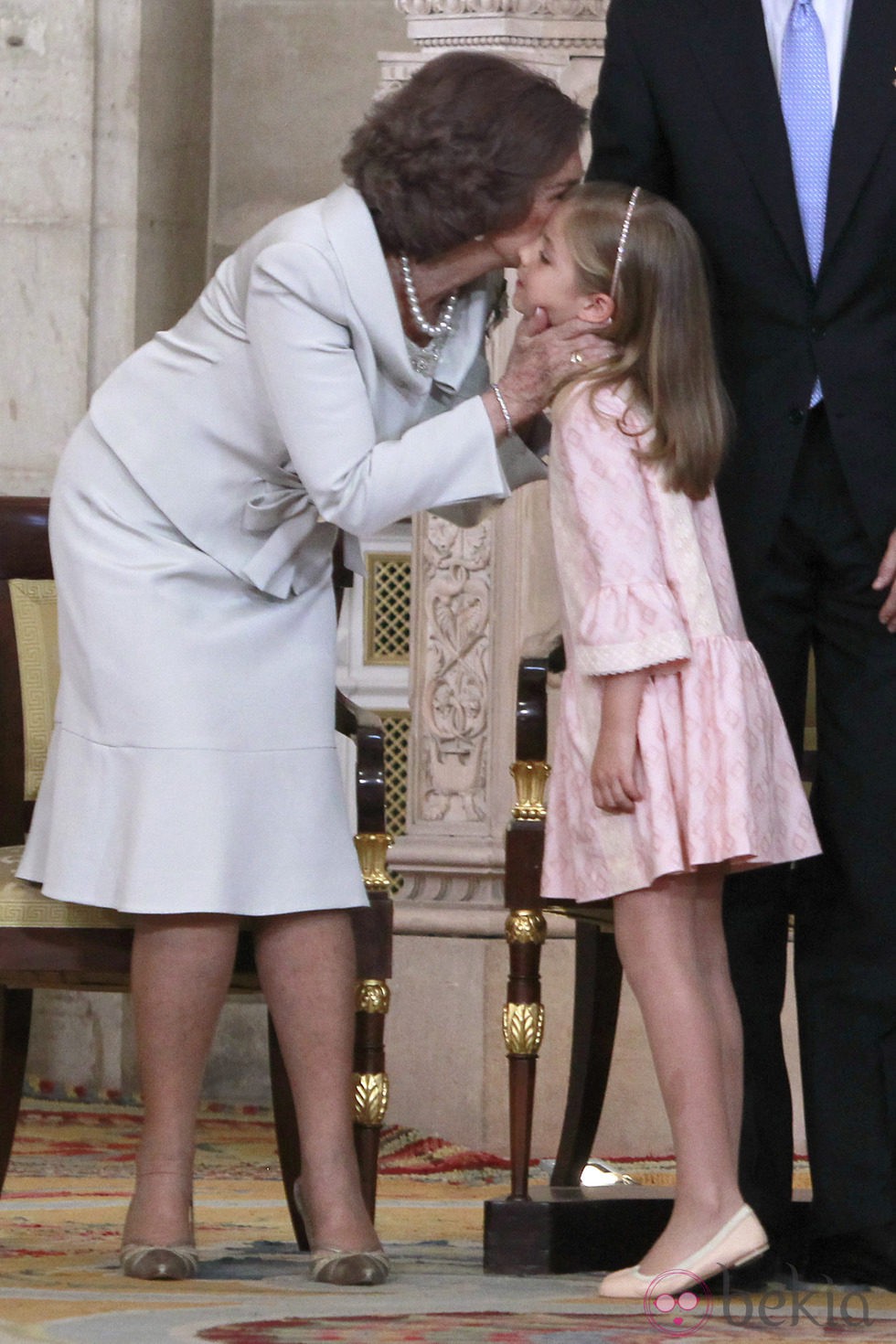 La Reina Sofia besa a su nieta la infanta Sofia en la firma de la Ley de Abdicación