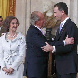 El Rey Juan Carlos I saluda a su hijo el Príncipe Felipe