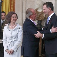 El Rey Juan Carlos I saluda a su hijo el Príncipe Felipe