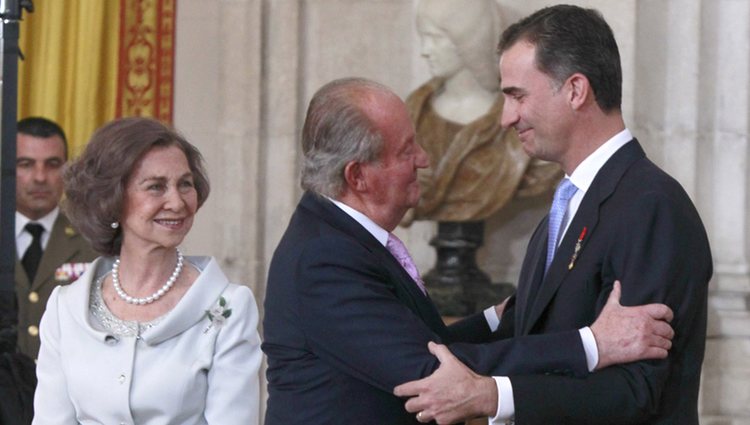 El Rey Juan Carlos I saluda a su hijo el Príncipe Felipe