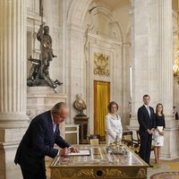 El Rey Juan Carlos I firma la Ley de Abdicación
