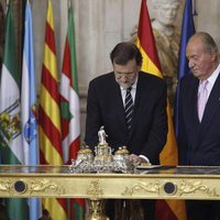 El presidente de Gobierno Mariano Rajoy firma la Ley de Abdicación