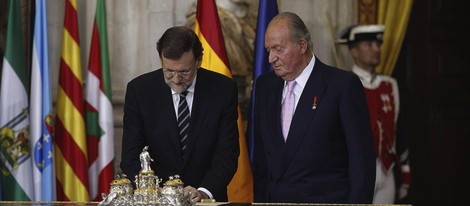 El presidente de Gobierno Mariano Rajoy firma la Ley de Abdicación