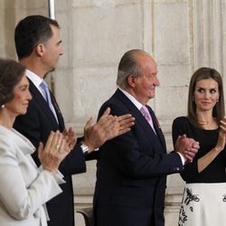 El Rey Juan Carlos I, la Reina Sofía, el Príncipe Felipe y la Princesa Letizia en el acto de la firma de la Ley de Abdicación