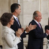 El Rey Juan Carlos I, la Reina Sofía, el Príncipe Felipe y la Princesa Letizia en el acto de la firma de la Ley de Abdicación