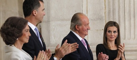 El Rey Juan Carlos I, la Reina Sofía, el Príncipe Felipe y la Princesa Letizia en el acto de la firma de la Ley de Abdicación