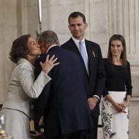 La Reina Sofía besa al Rey Juan Carlos I tras la firma de la Ley de Abdicación