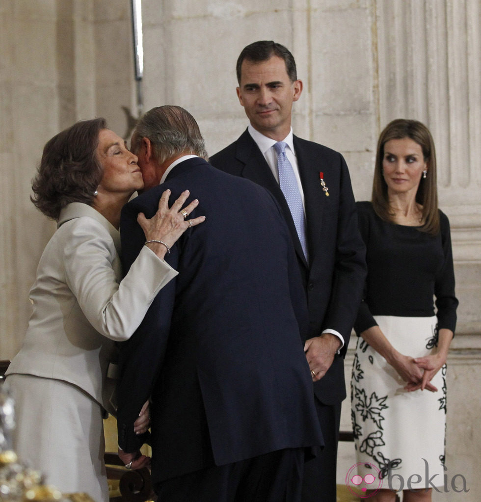 La Reina Sofía besa al Rey Juan Carlos I tras la firma de la Ley de Abdicación