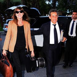Nicolas Sarkozy y Carla Bruni llegando a su hotel de Barcelona